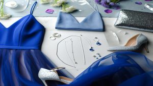 Jakie dodatki do niebieskiej sukienki na wesele?